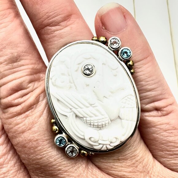 Elegant White and Gold Cameo Ring - Picture 1 of 8